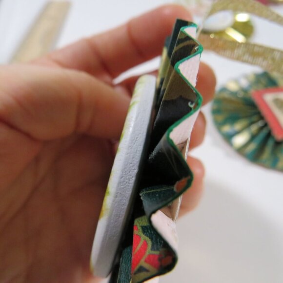 Victorian Christmas 3-D Rosettes large (20) collection - Picture 14 of 16